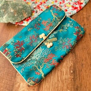 Beautiful vintage satin clutch!! 😍